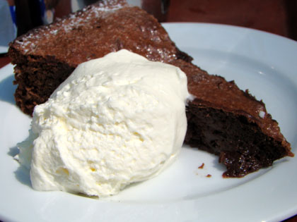 kladdkaka med vispgrädde