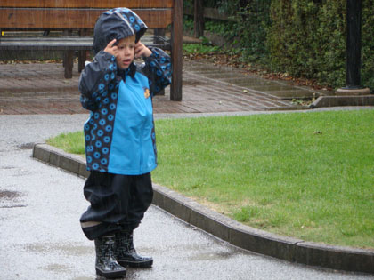 treåring i regnet