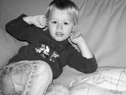 sjuk treåring i svartvitt