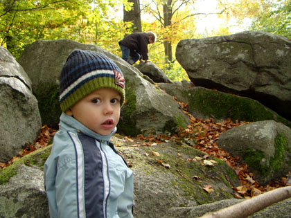 Treåring och femåring i skogen Treåring och femåring i skogen