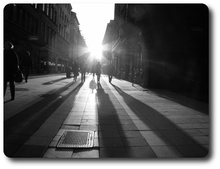 Människor i motljus på Drottninggatan