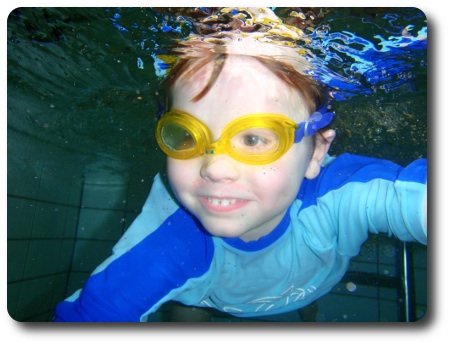 Fyraåring simmar under vattnet