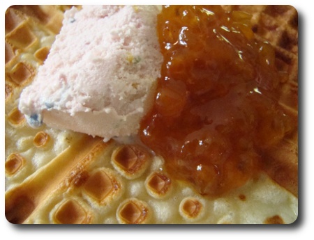 våffla med hjortronsylt och glass