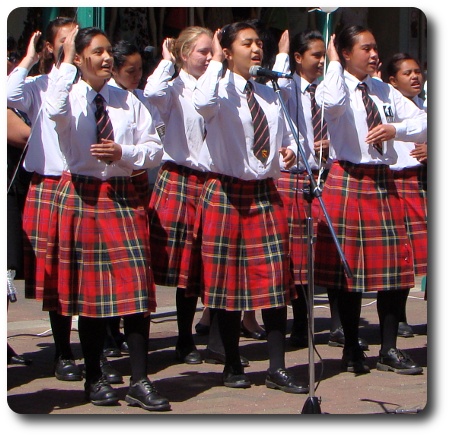 Nyazeeländska tjejer i sjunger mot kvinnovåld en helt annan dag på året (21 nov) Nyazeeländska tjejer i sjunger mot kvinnovåld en helt annan dag på året (21 nov)