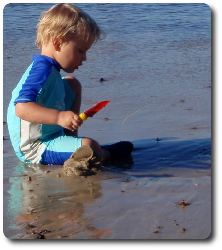 Som treåring på en strand i Australien.