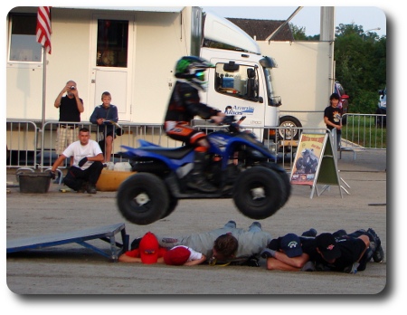 barn på fyrhjuling som hoppar över andra barn