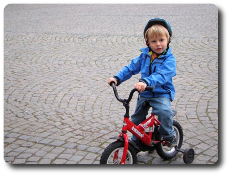 pojke på cykel