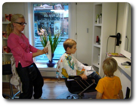 Sexåringen kollar hur det blev i nacken.