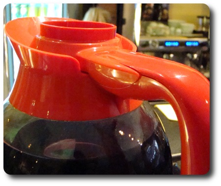 Handtaget på en kaffekanna i ett café här i Karlshamn.