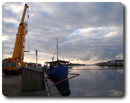 glassbåten är bärgad!