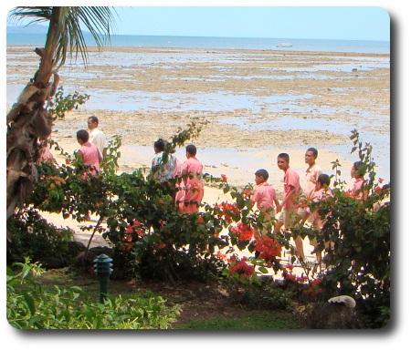 Barn i skoluniform på Fiji.