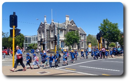 Barn i skoluniform i Christchurch, Nya Zeeland.