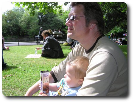 Liten bebis kollar in guideboken Liten bebis kollar in guideboken