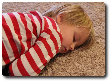 Kräksjuk femåring somnade på golvet