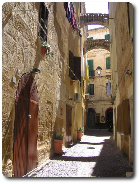 En dörr i Alghero, Sardinien