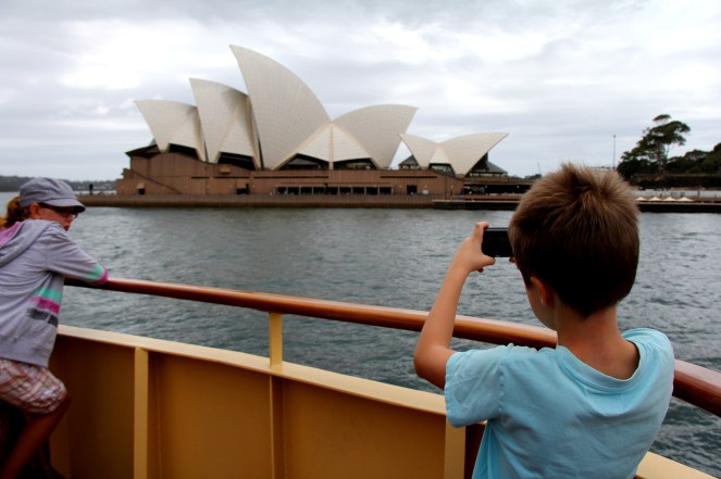 Anton fotograferar operahuset